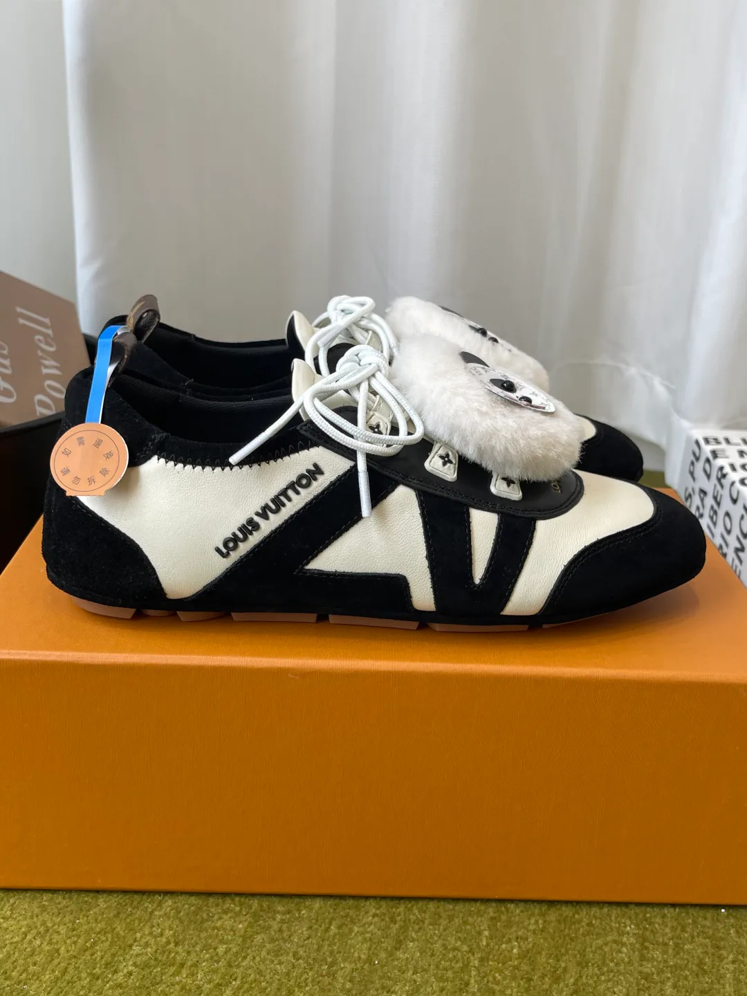 Women's Sneakers LOUIS VUITTON 18121036