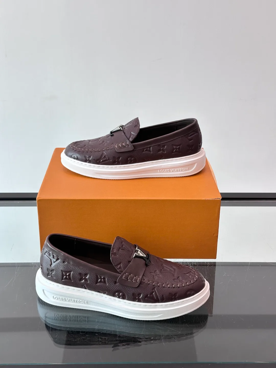 Men's Loafers And Dress Shoes LOUIS VUITTON 18400587