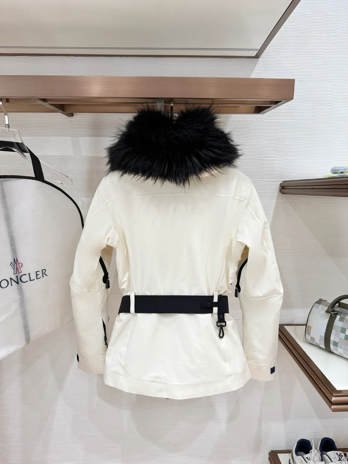 Women's Jackets And Down Jackets MONCLER 17717055