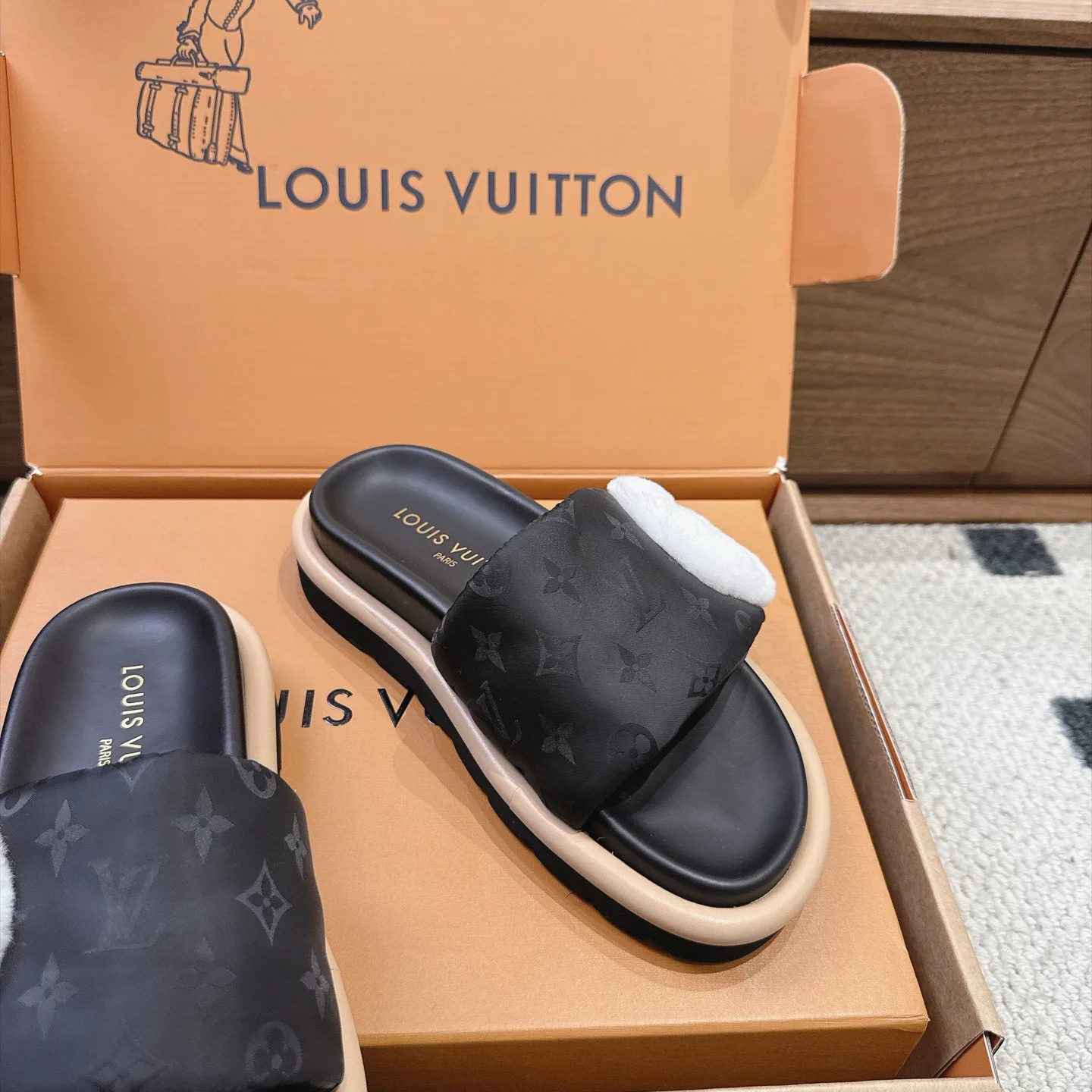 Women's Flip-Flops LOUIS VUITTON 18025803
