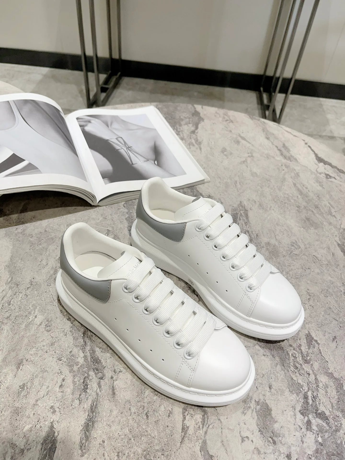 Women's Sneakers ALEXANDER MCQUEEN 18373666