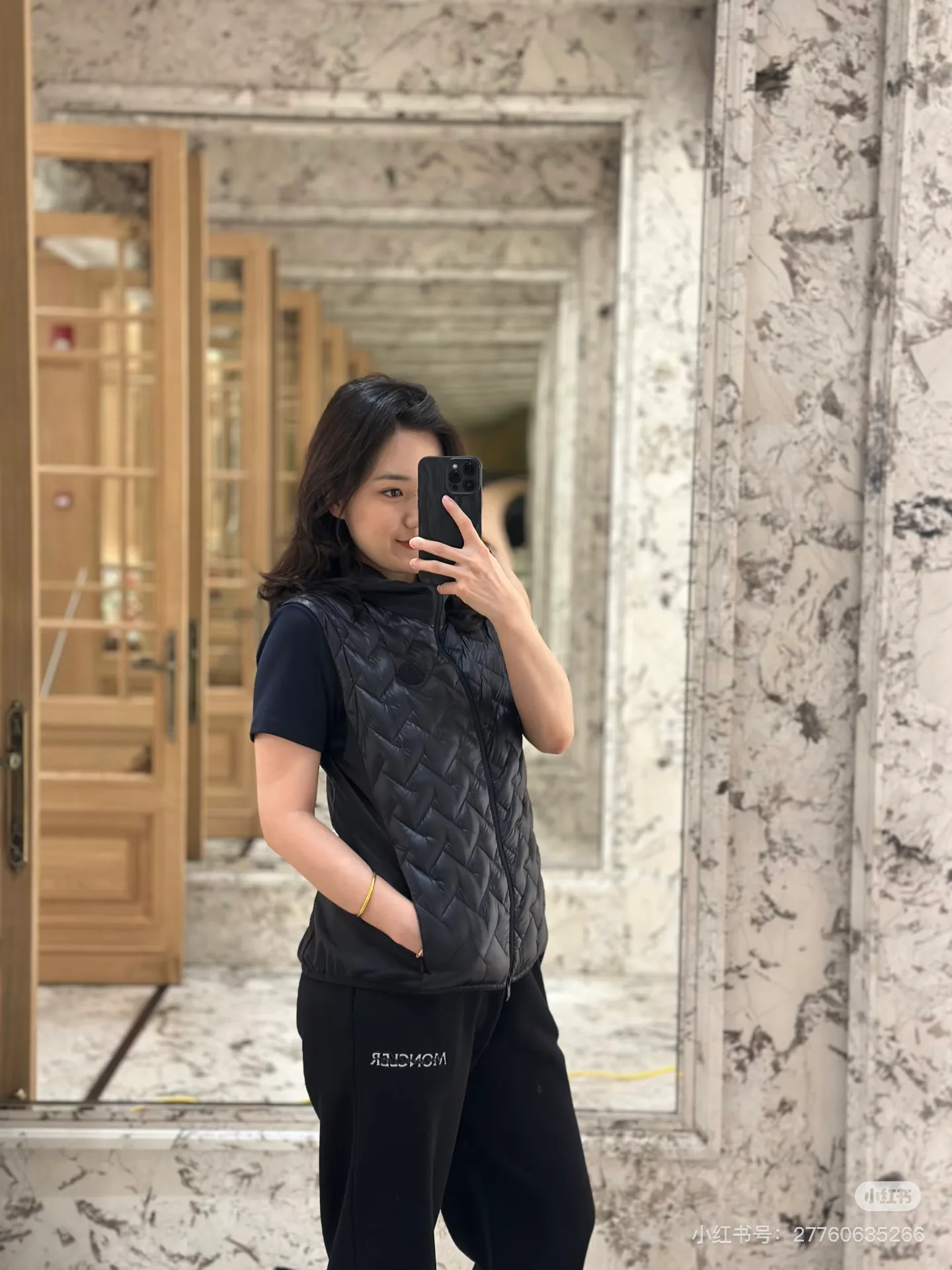 Women's Jackets And Down Jackets MONCLER 18044131