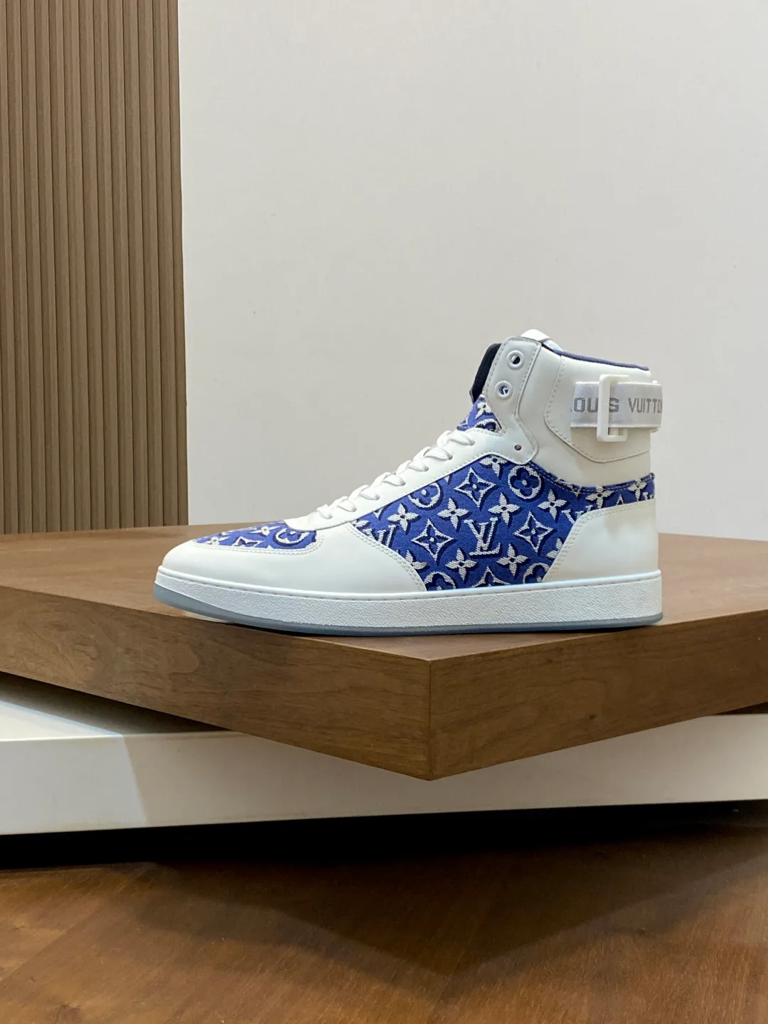 Men's Sneakers LOUIS VUITTON 18399951