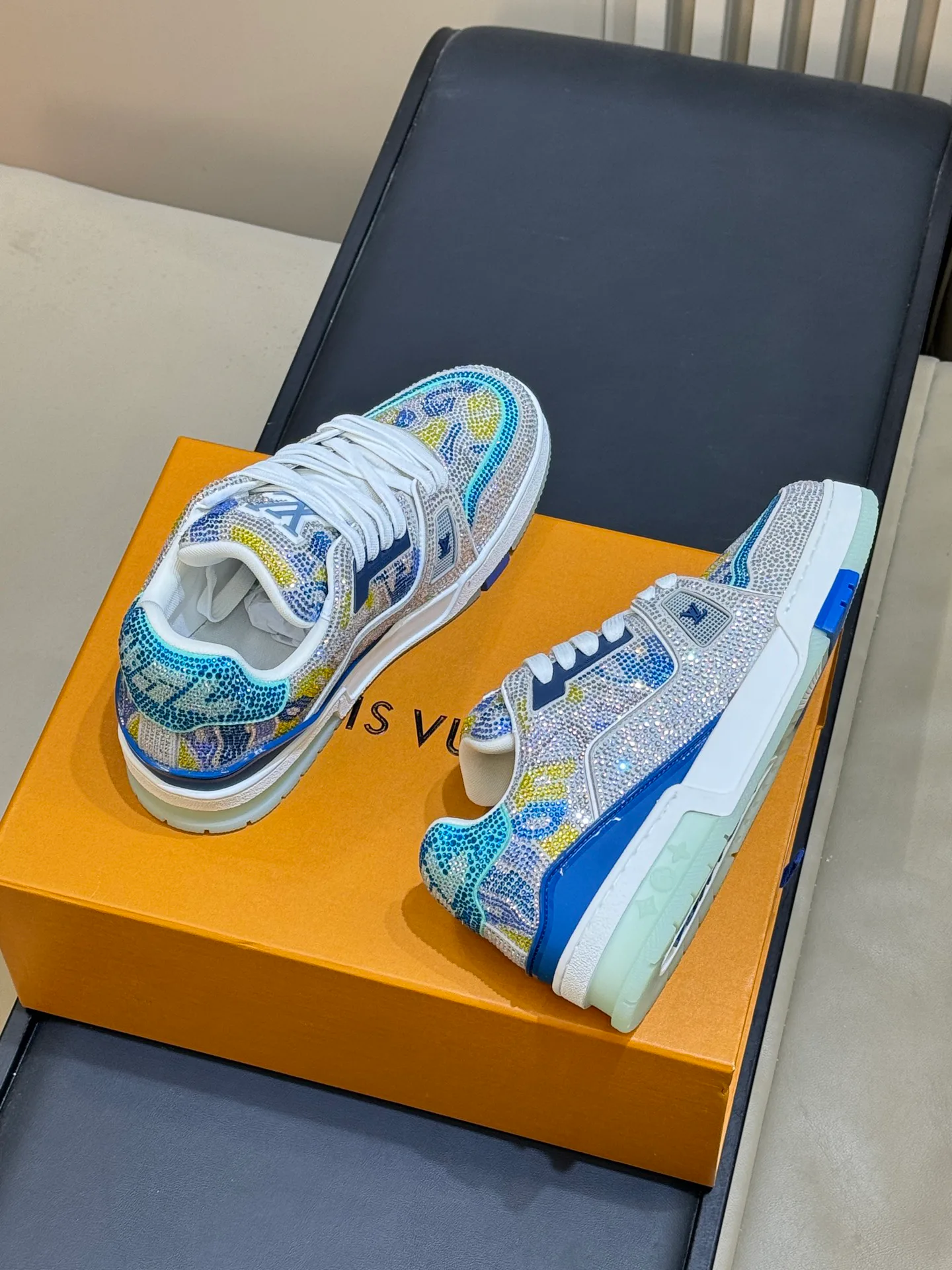 Women's Sneakers LOUIS VUITTON 18073565