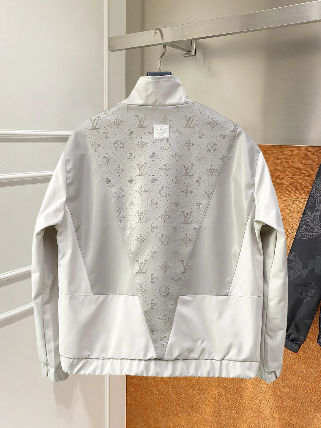Куртки И Пуховики Женские Louis Vuitton 18614691