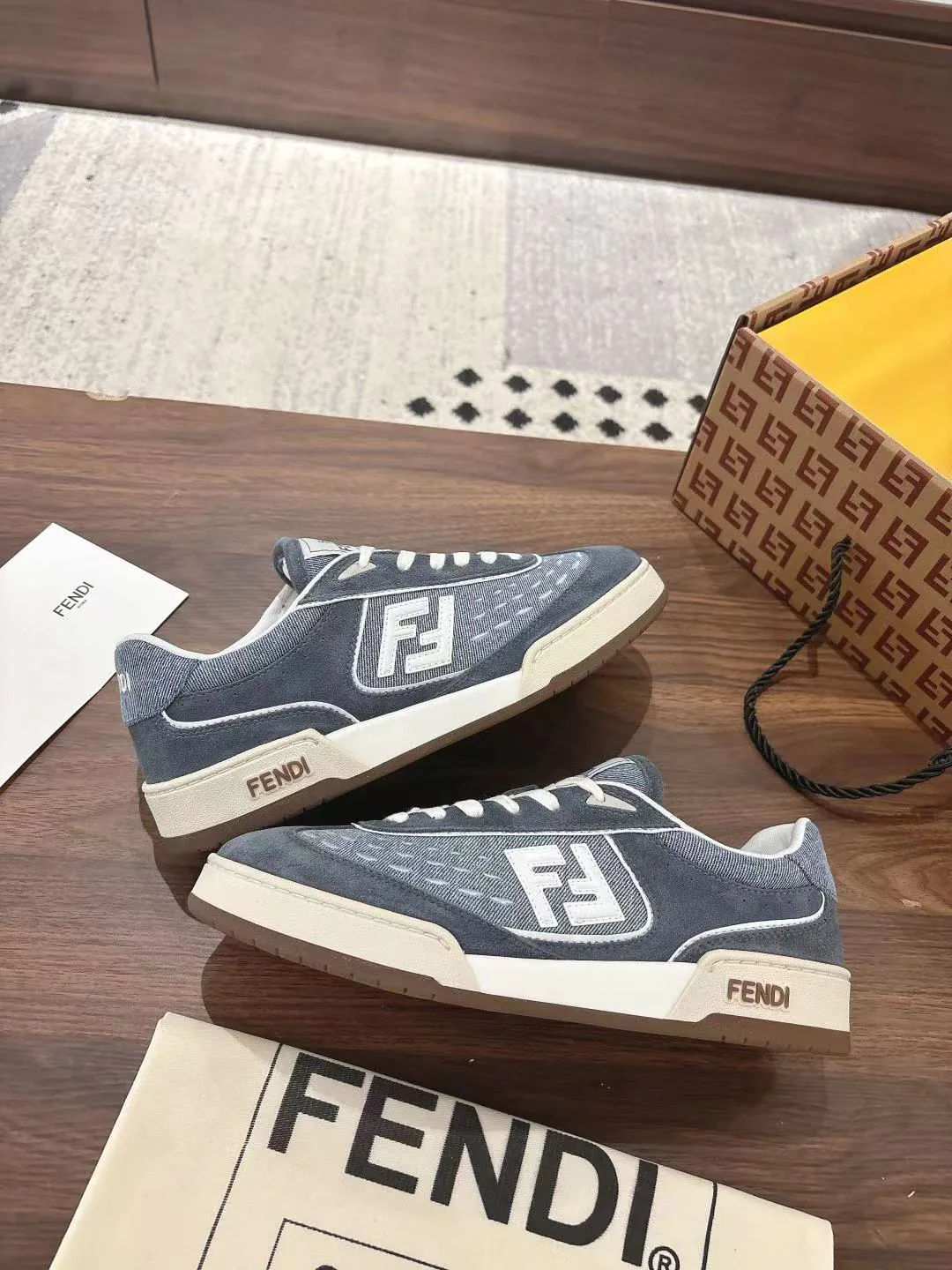 Women's Sneakers FENDI 18219521