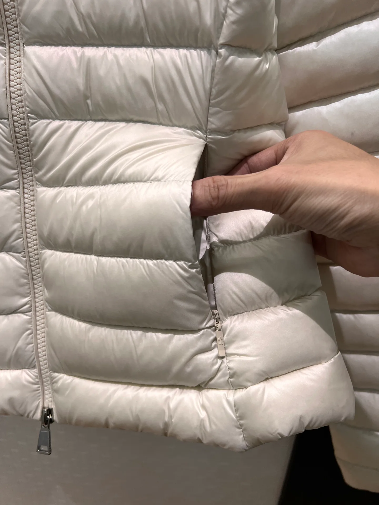 Women's Jackets And Down Jackets MONCLER 18460250