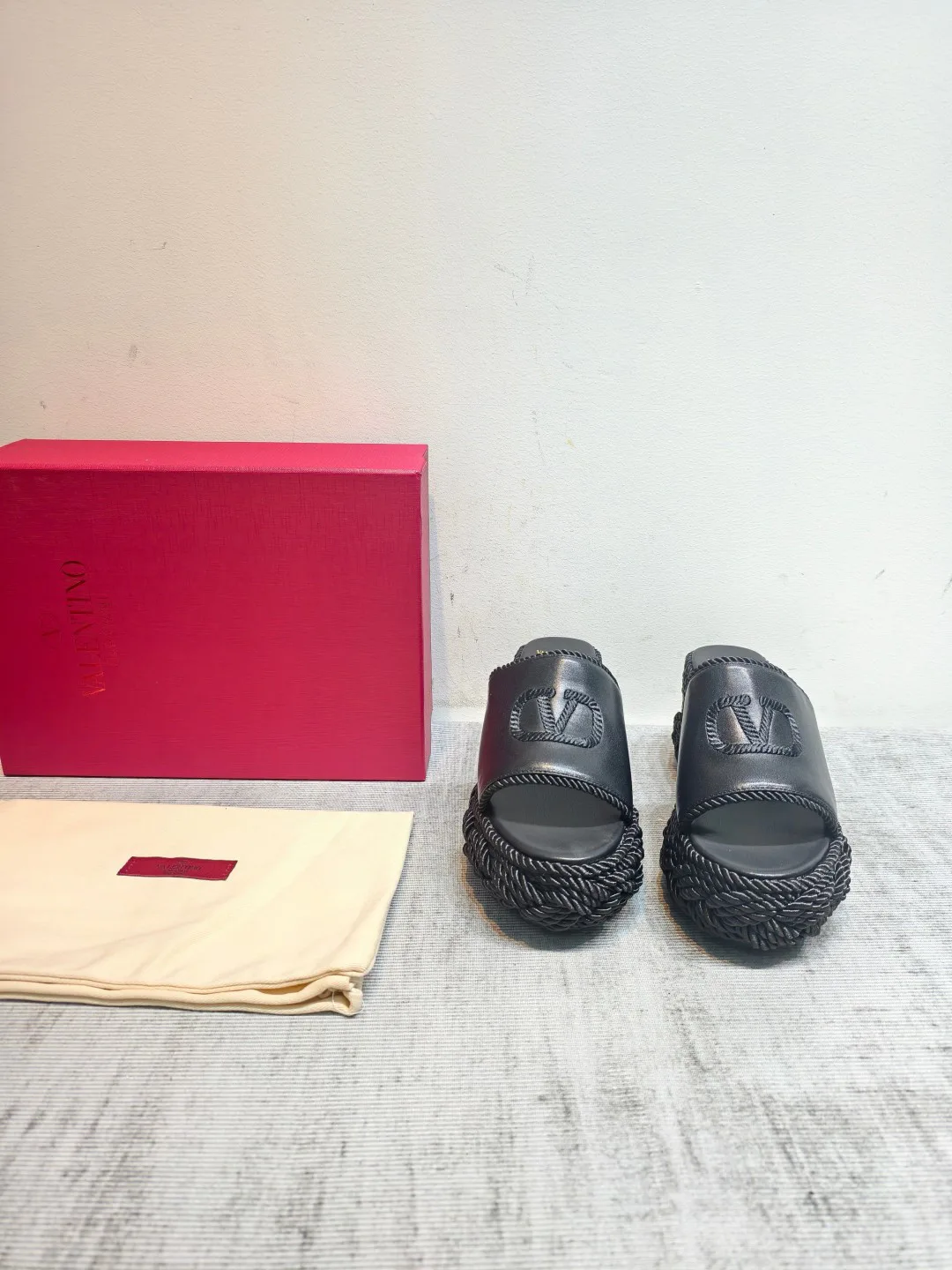 Women's Flip-Flops VALENTINO 18346933