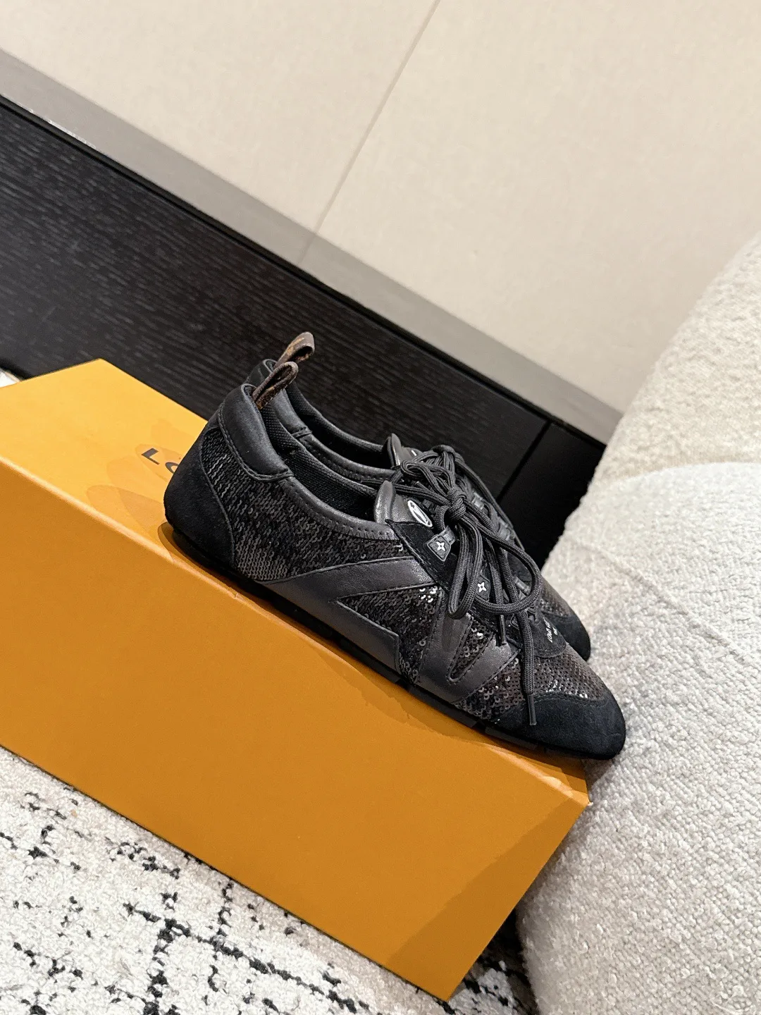 Women's Sneakers LOUIS VUITTON 18409736