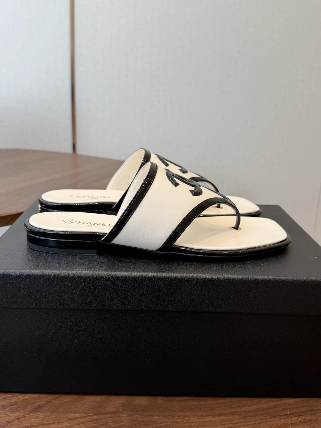 Women's Flip-Flops CHANEL 17829795