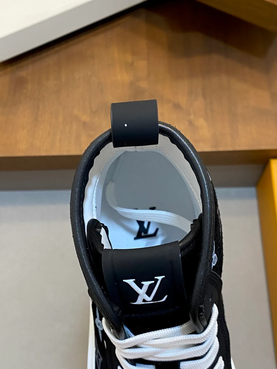 Men's Sneakers LOUIS VUITTON 18363475