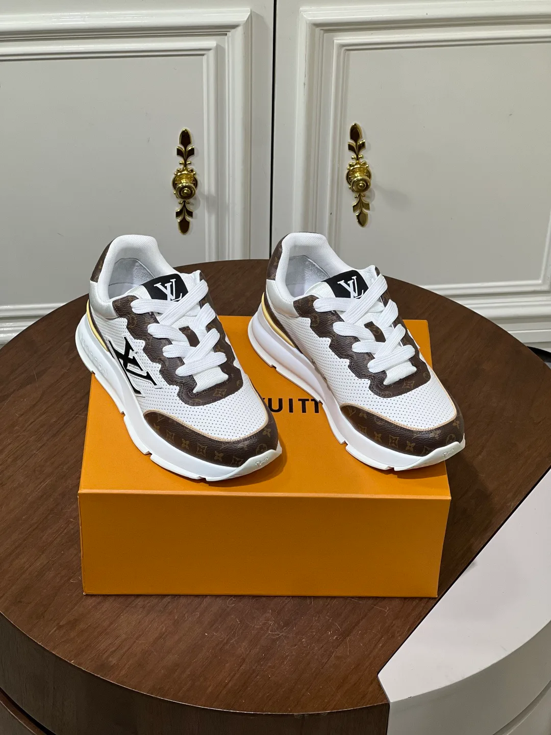 Women's Sneakers LOUIS VUITTON 17460370