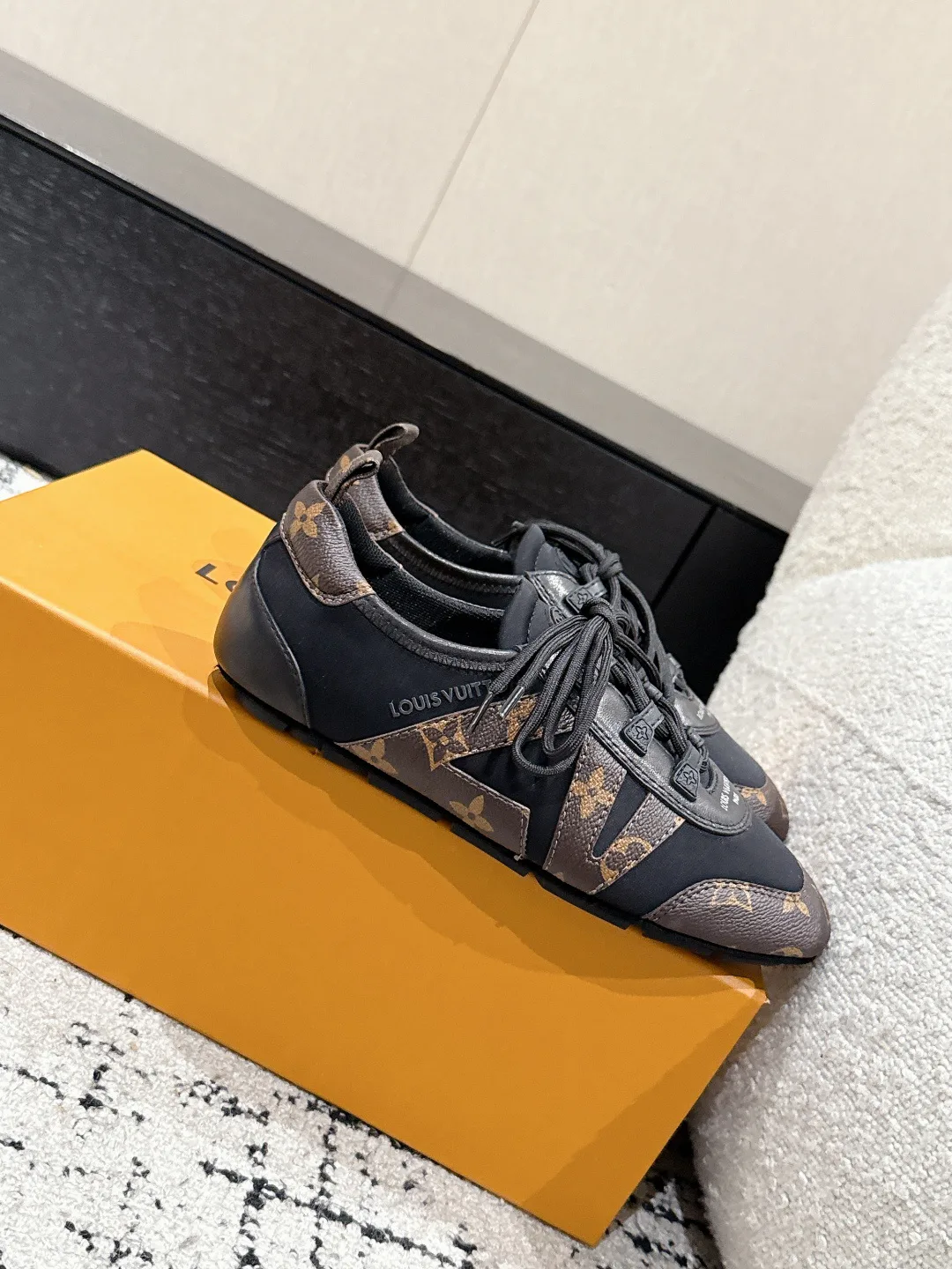 Women's Sneakers LOUIS VUITTON 18409748