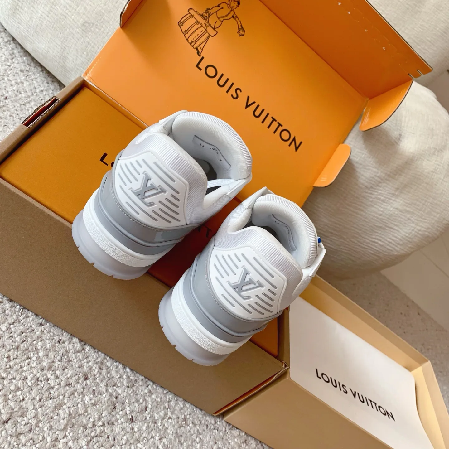 Women's Sneakers LOUIS VUITTON 18375819