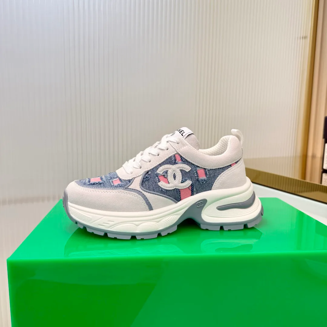 Women's Sneakers CHANEL 18366953