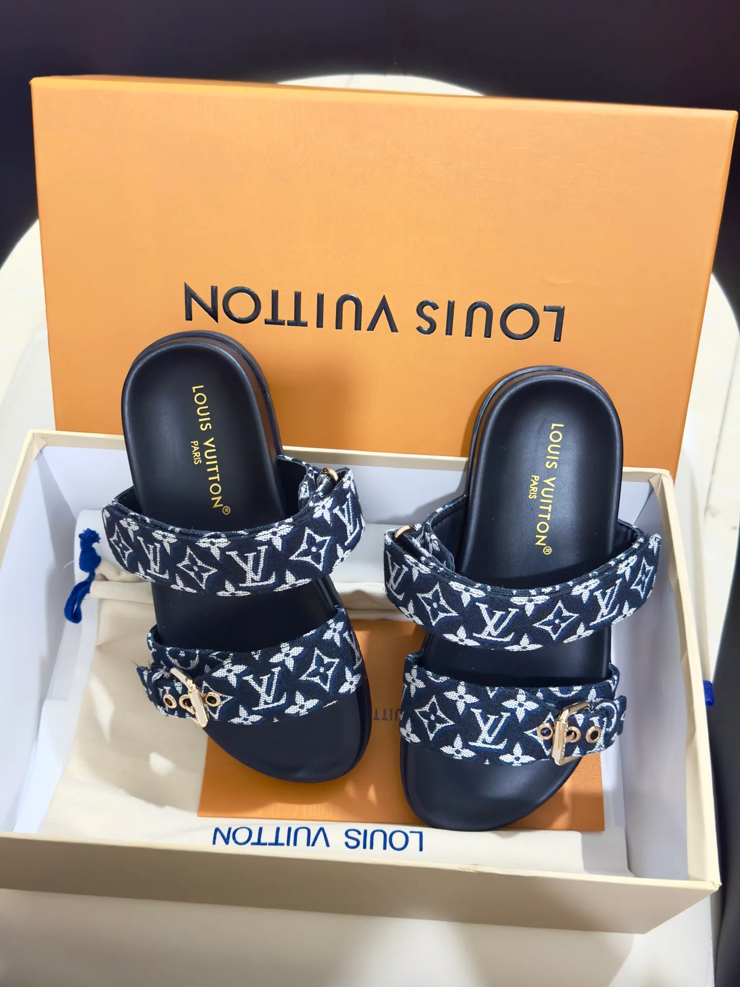 Women's Flip-Flops LOUIS VUITTON 18073420