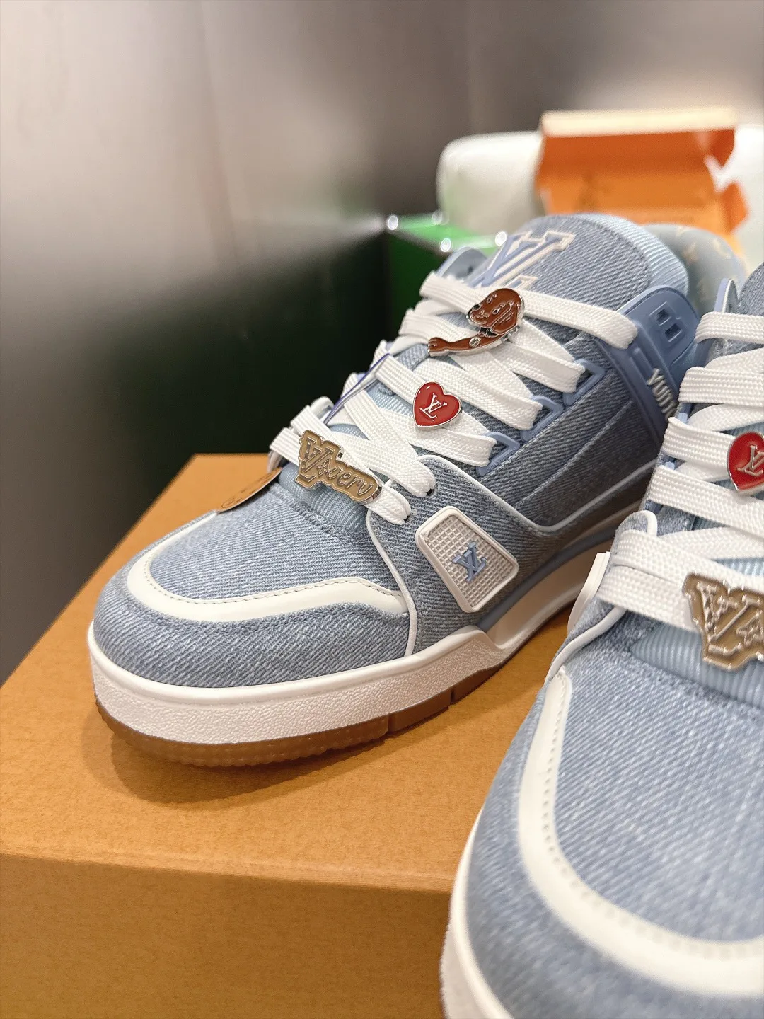 Women's Sneakers LOUIS VUITTON 18324742