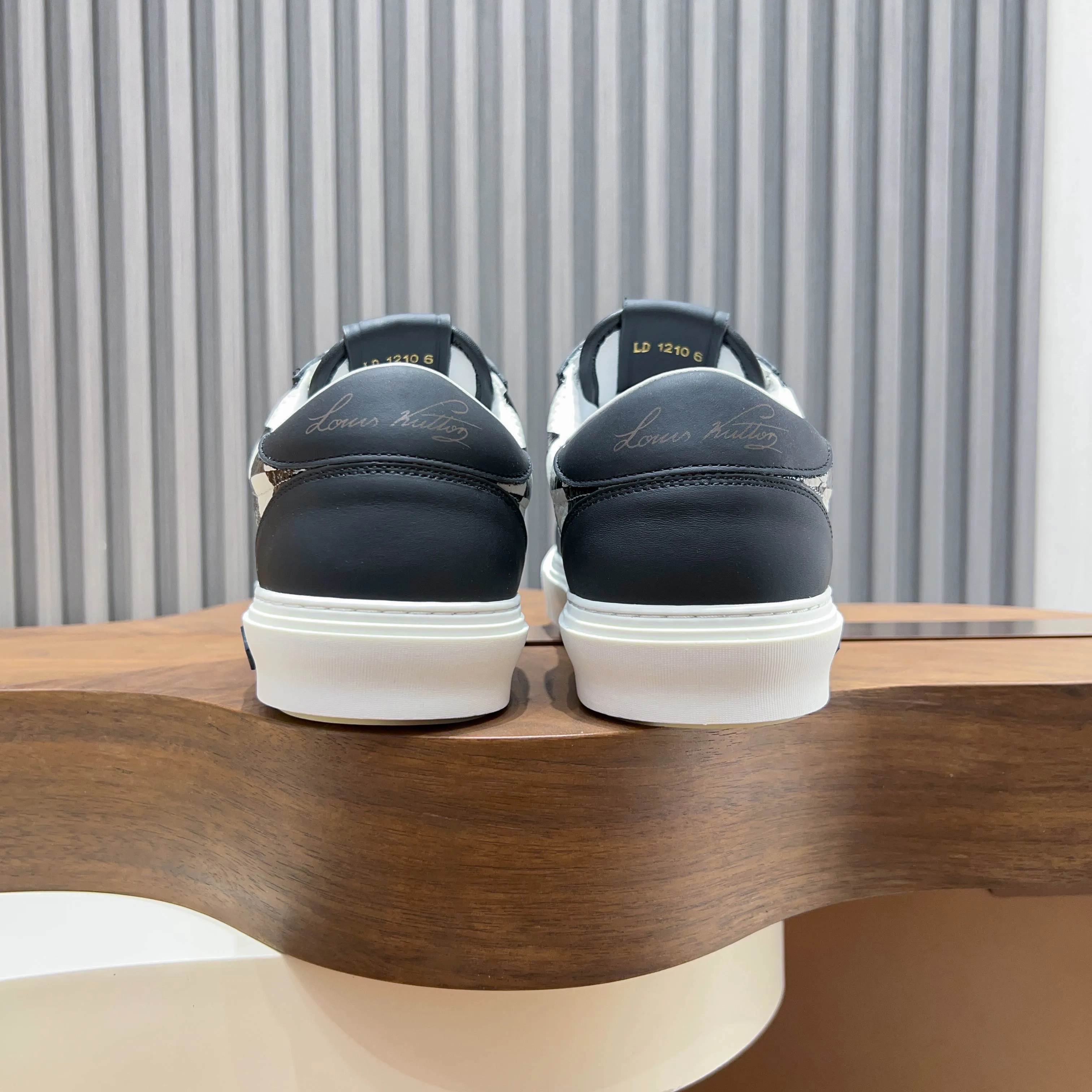Men's Sneakers LOUIS VUITTON 18117103