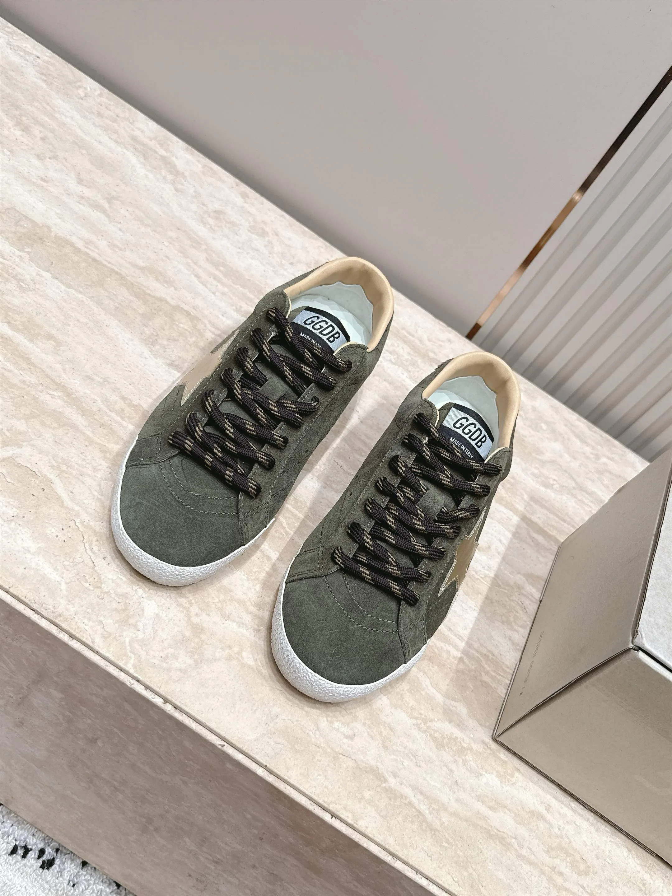 Women's Sneakers GOLDEN GOOSE 18420766
