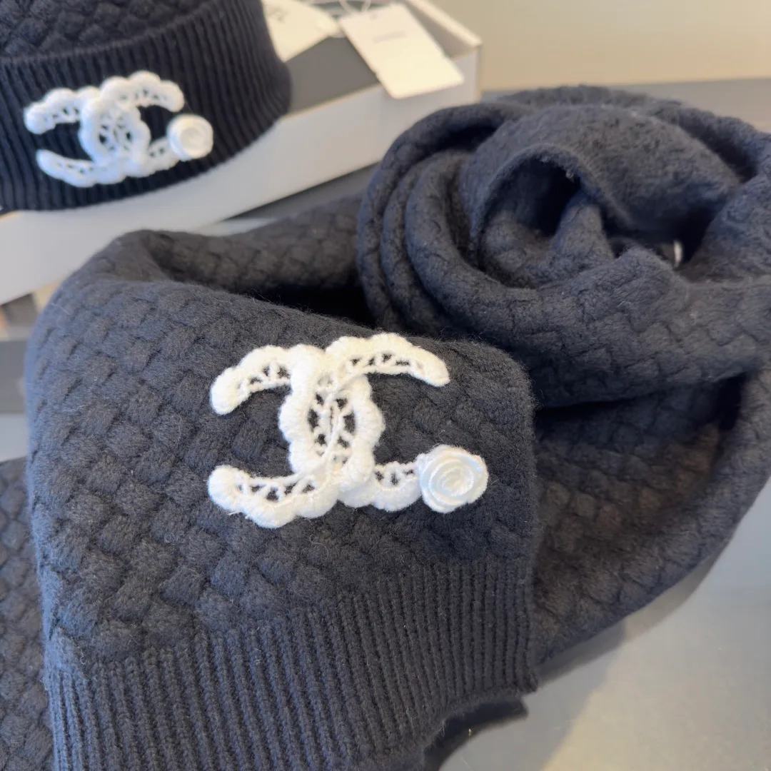 Hats CHANEL 18104900