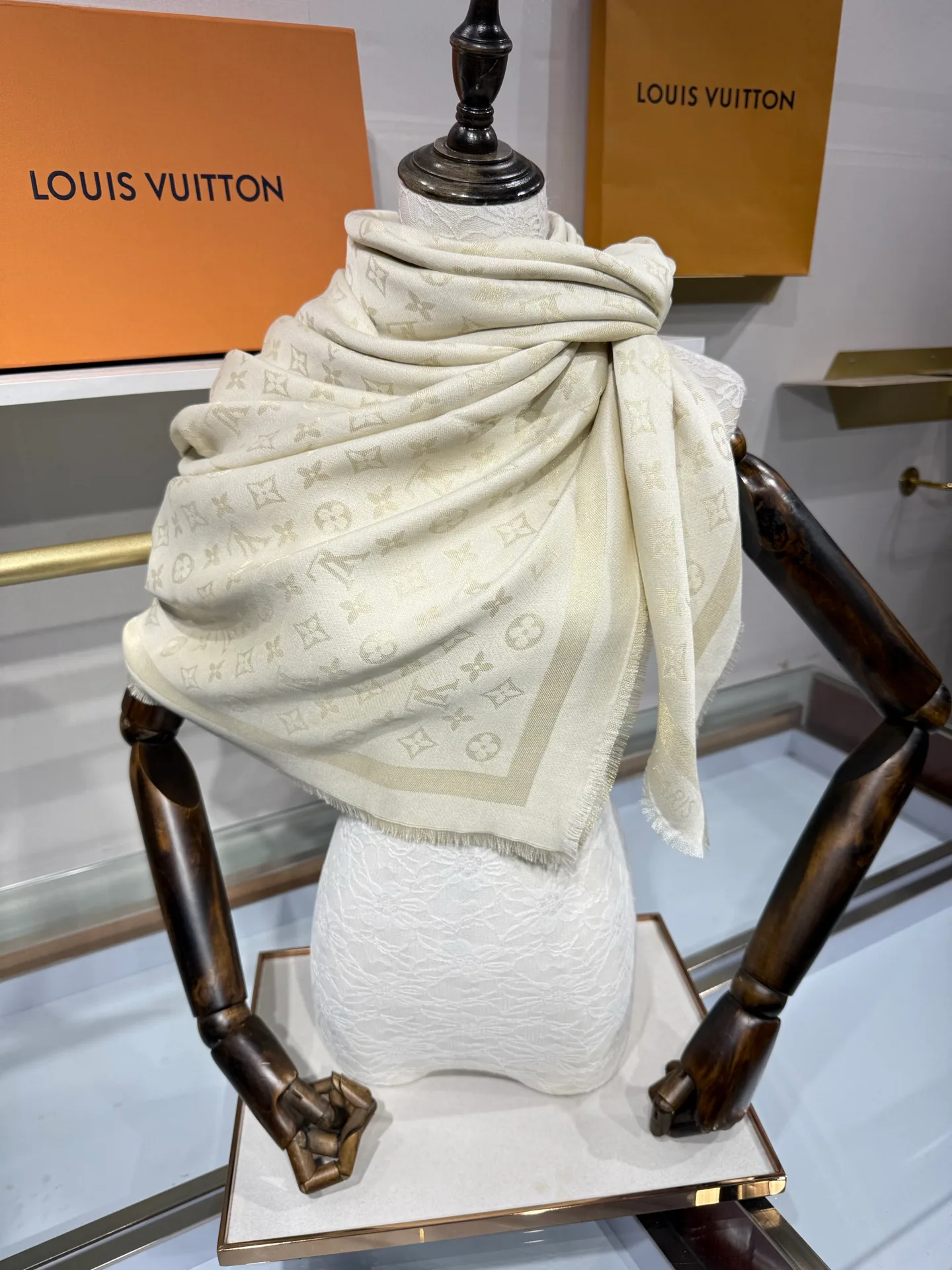 Scarves LOUIS VUITTON 17795653