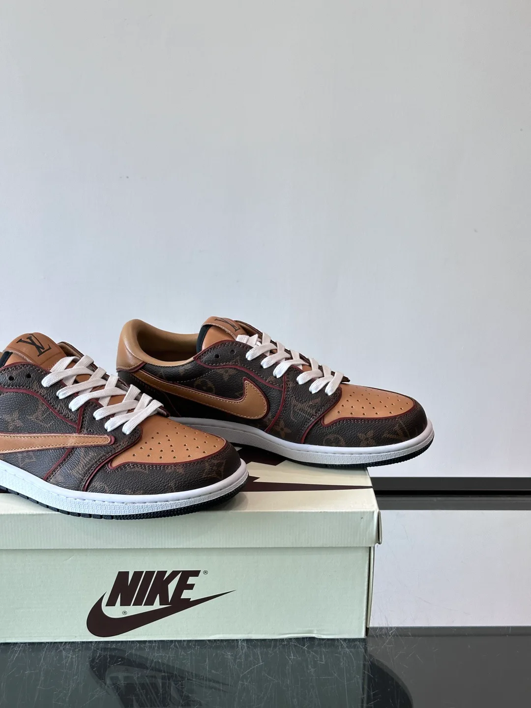 Men's Sneakers LOUIS VUITTON 18274511