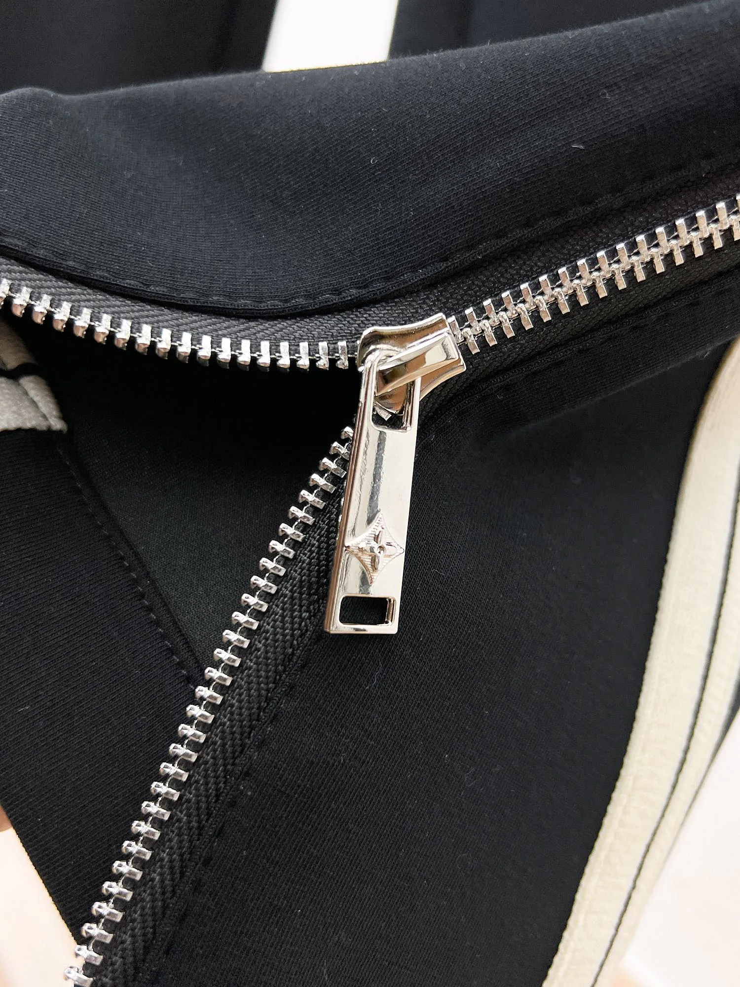 Men's Trousers LOUIS VUITTON 18399265