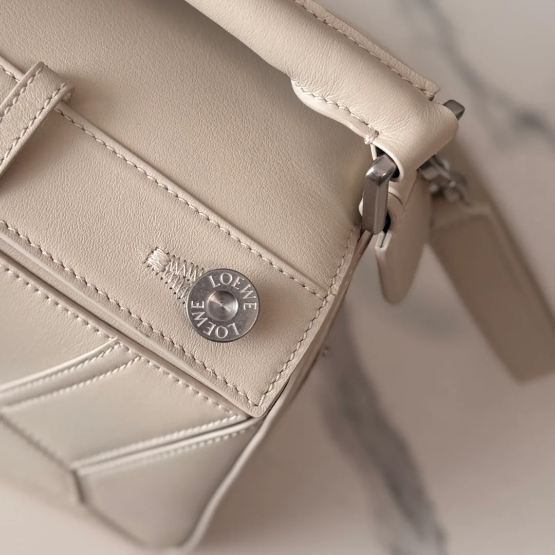 Women's Classic Handbags LOEWE 18004238