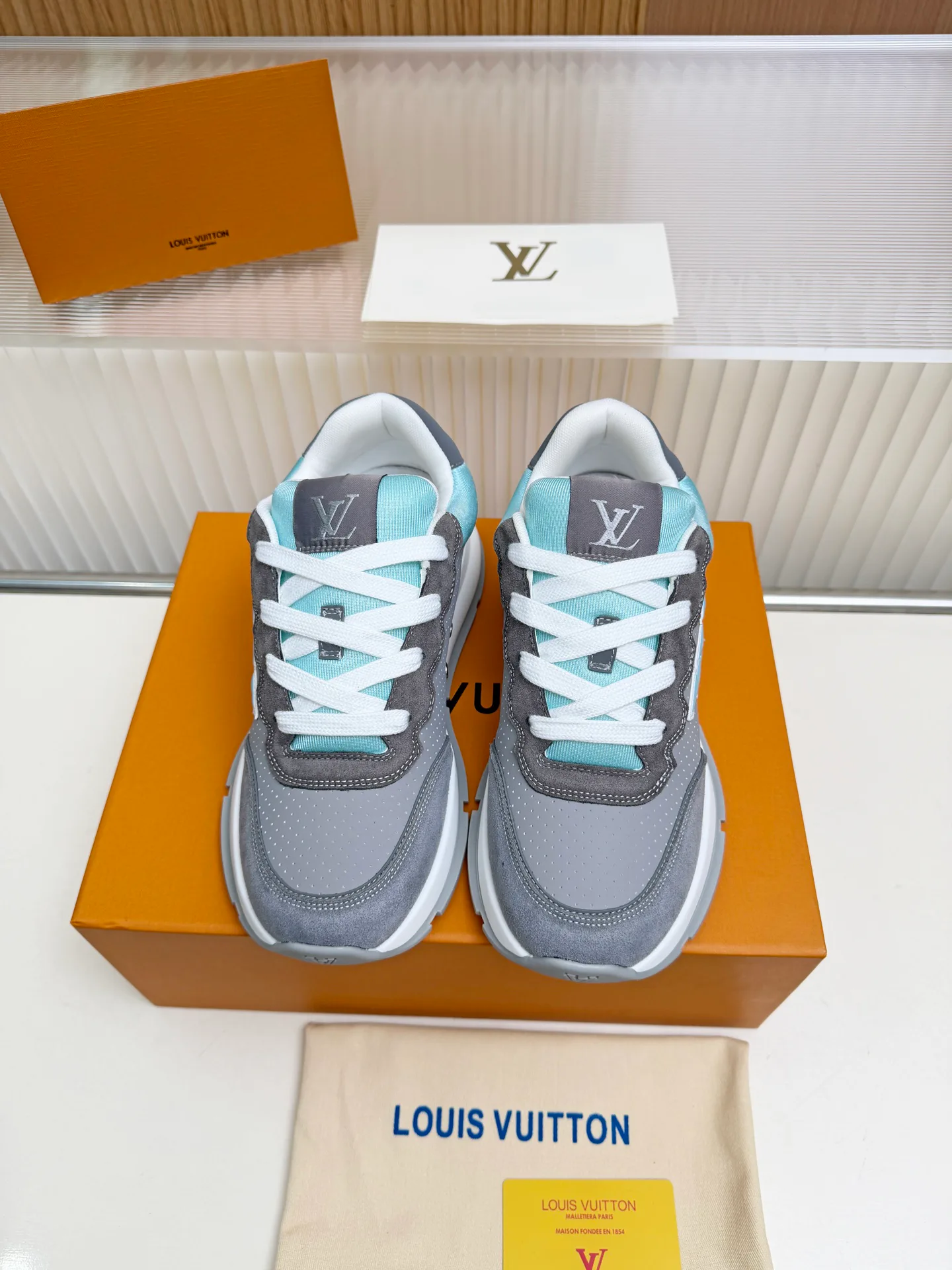 Women's Sneakers LOUIS VUITTON 18212255