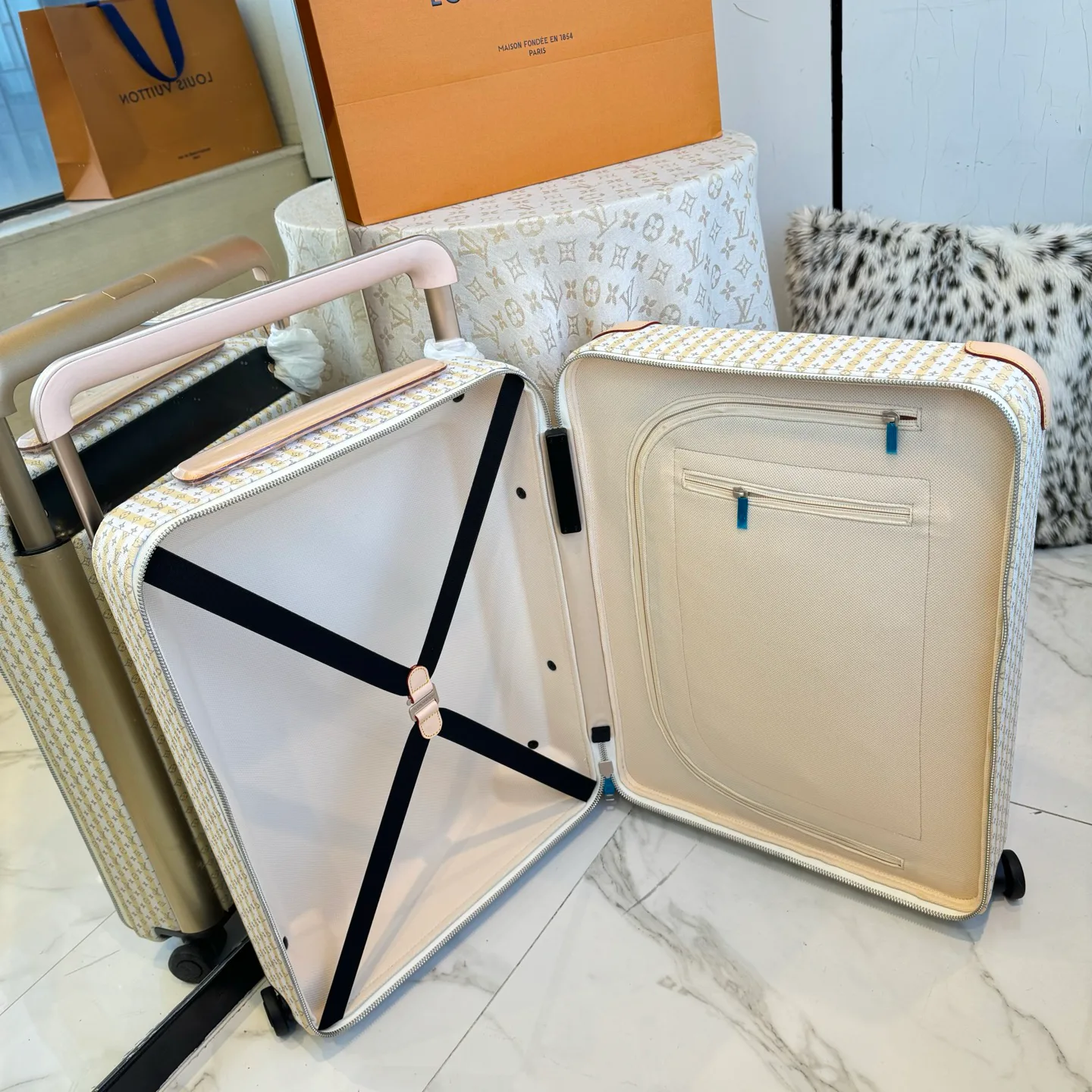 Suitcases LOUIS VUITTON 17675230