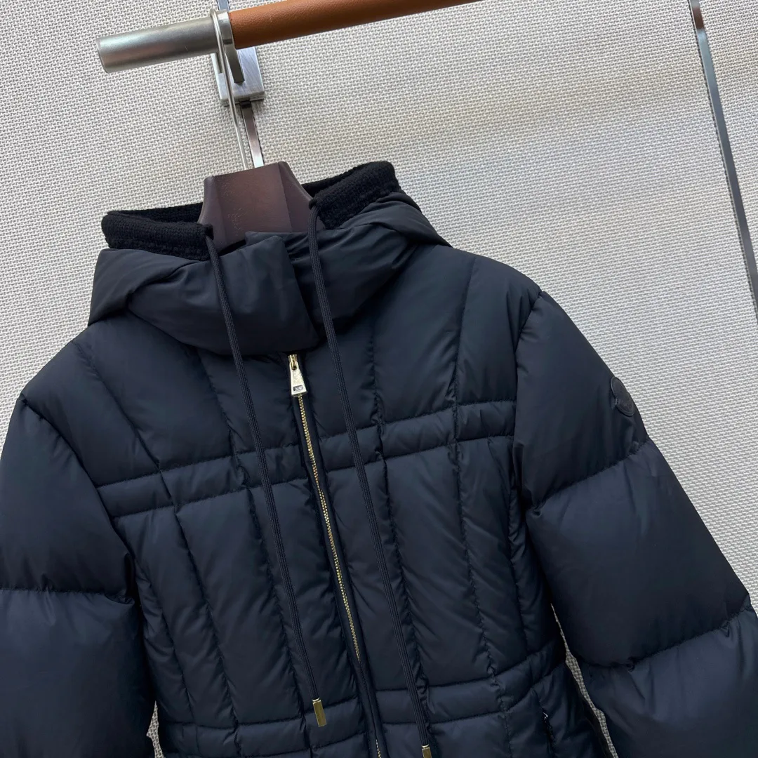 Women's Jackets And Down Jackets MONCLER 18015562