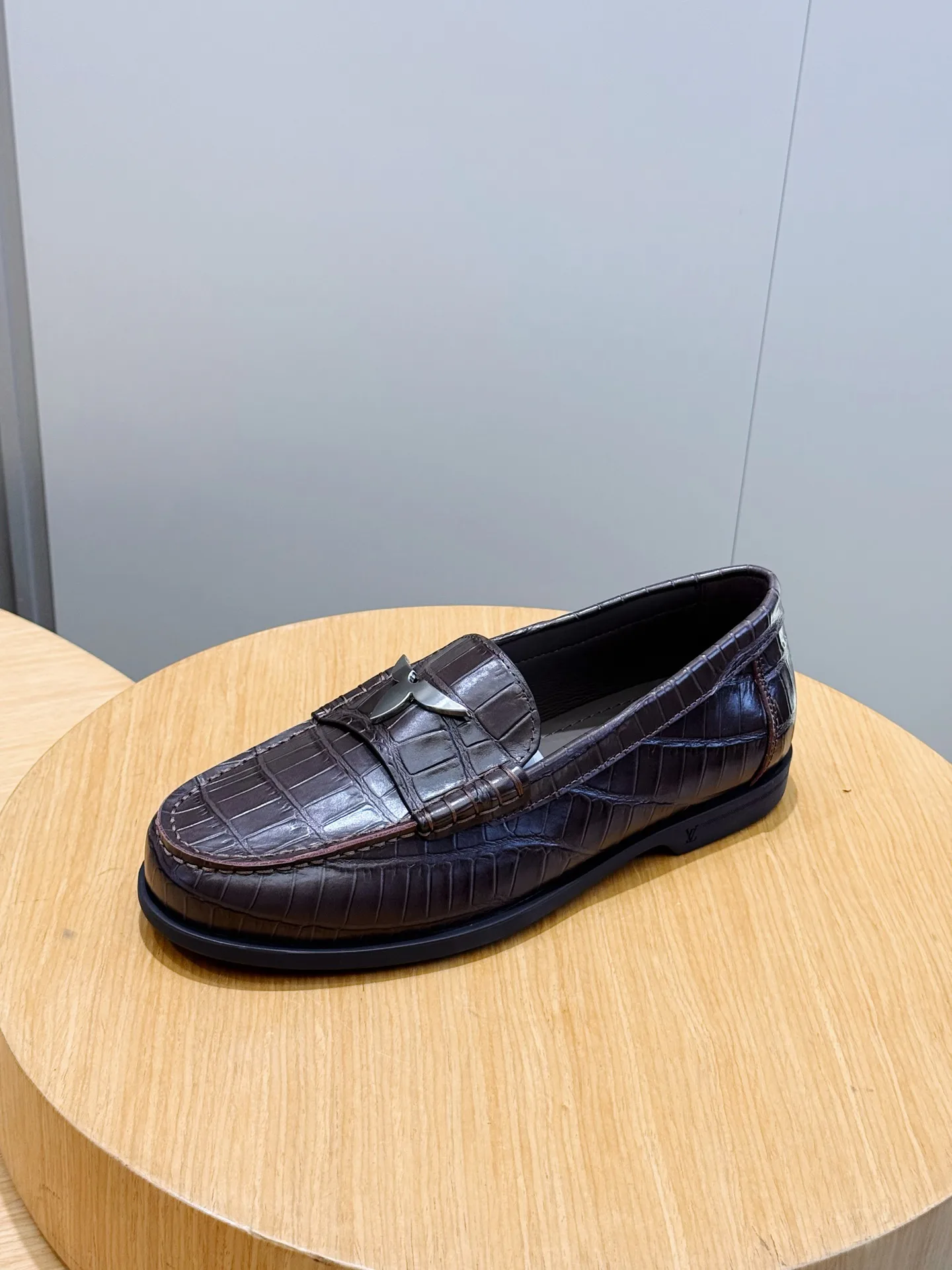 Men's Loafers And Dress Shoes LOUIS VUITTON 18277846