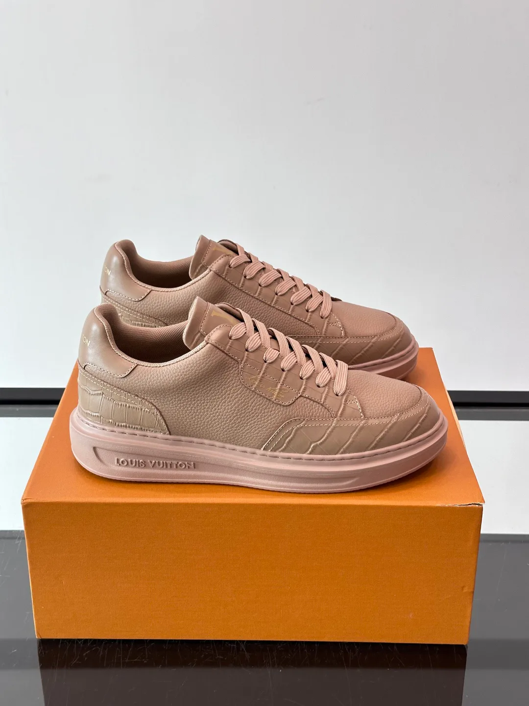 Women's Sneakers LOUIS VUITTON 18400578