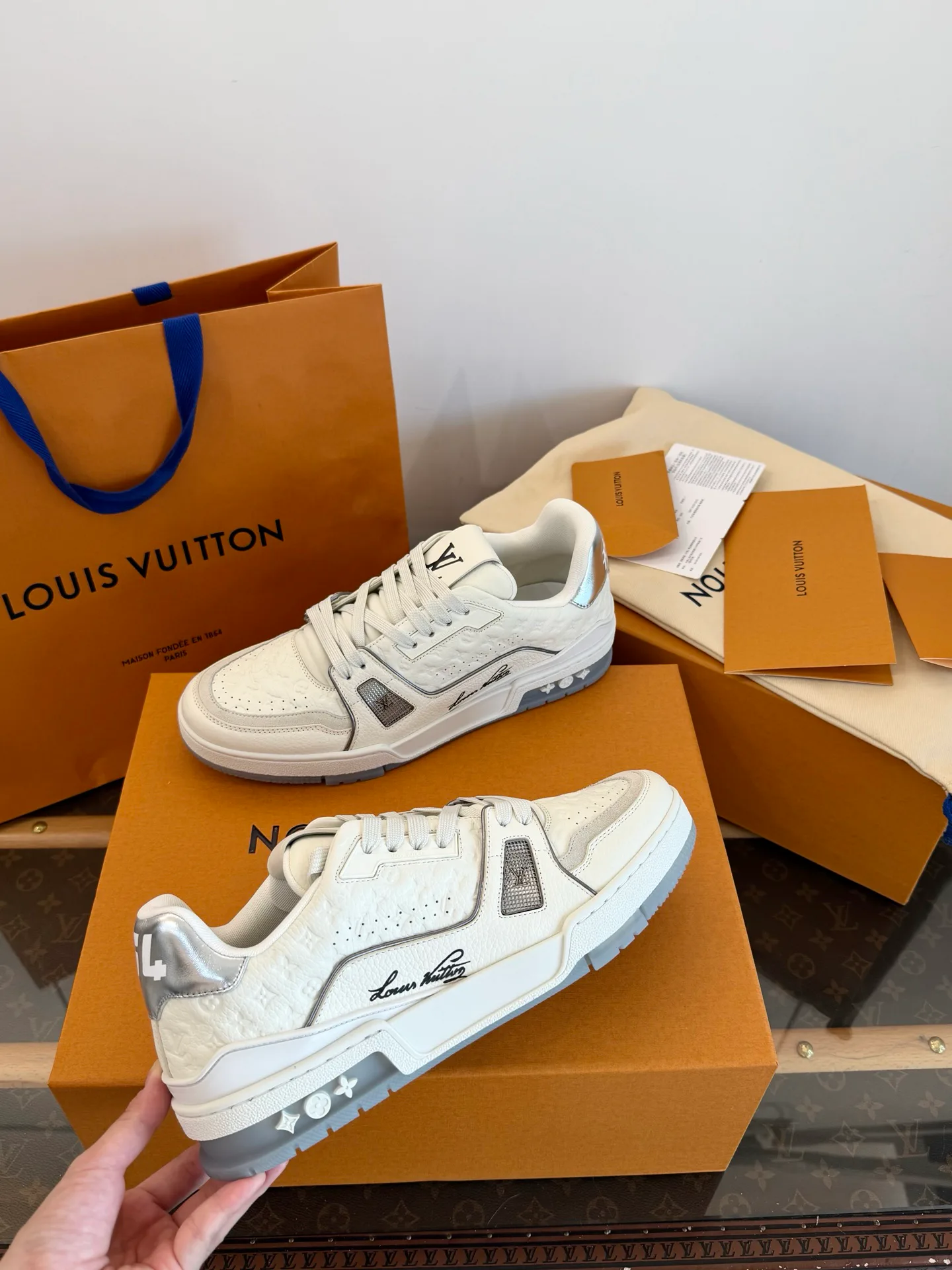 Women's Sneakers LOUIS VUITTON 18354046