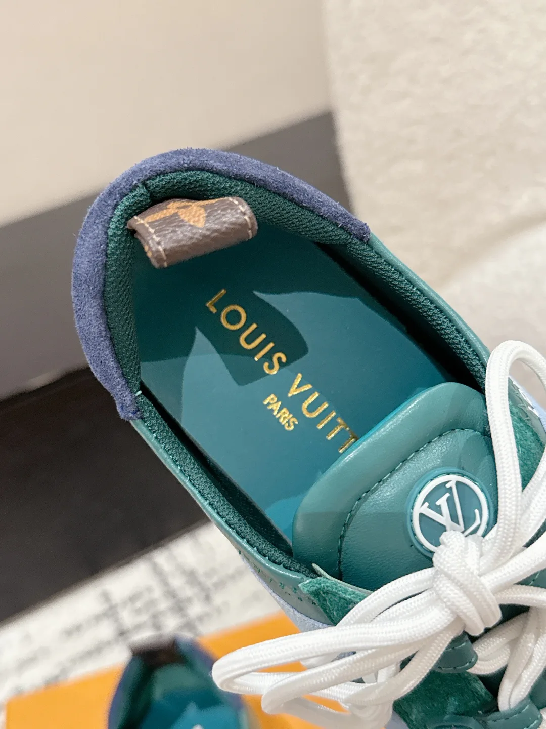 Women's Sneakers LOUIS VUITTON 18409752