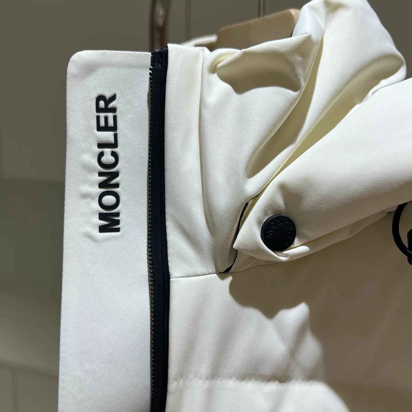 Women's Jackets And Down Jackets MONCLER 18180078