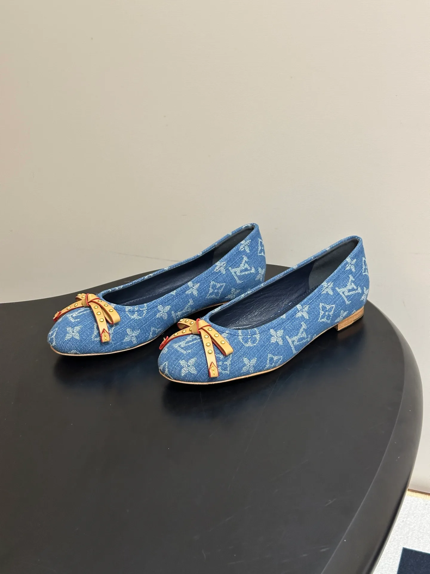 Women's Ballet Flats LOUIS VUITTON 18049411