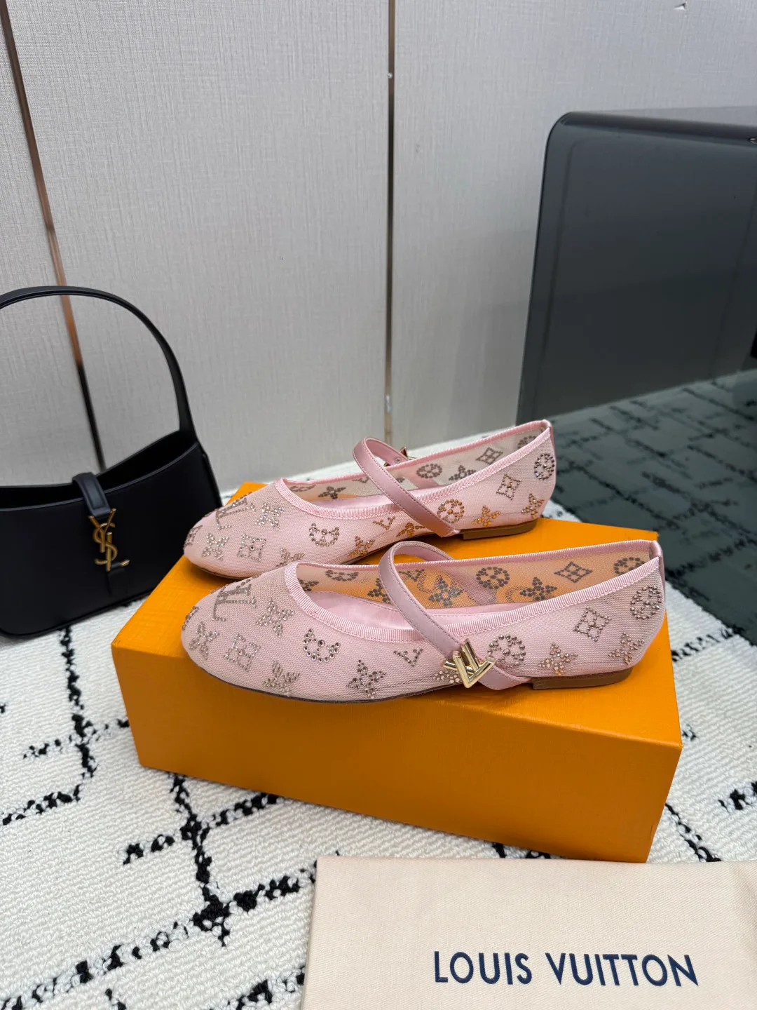 Women's Ballet Flats LOUIS VUITTON 17947016