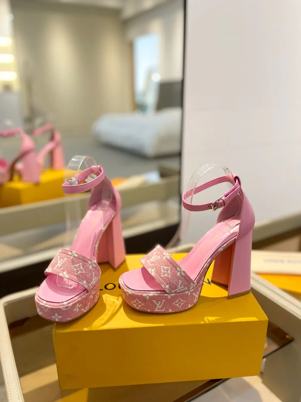 Women's Open-Toe Sandals LOUIS VUITTON 17946838