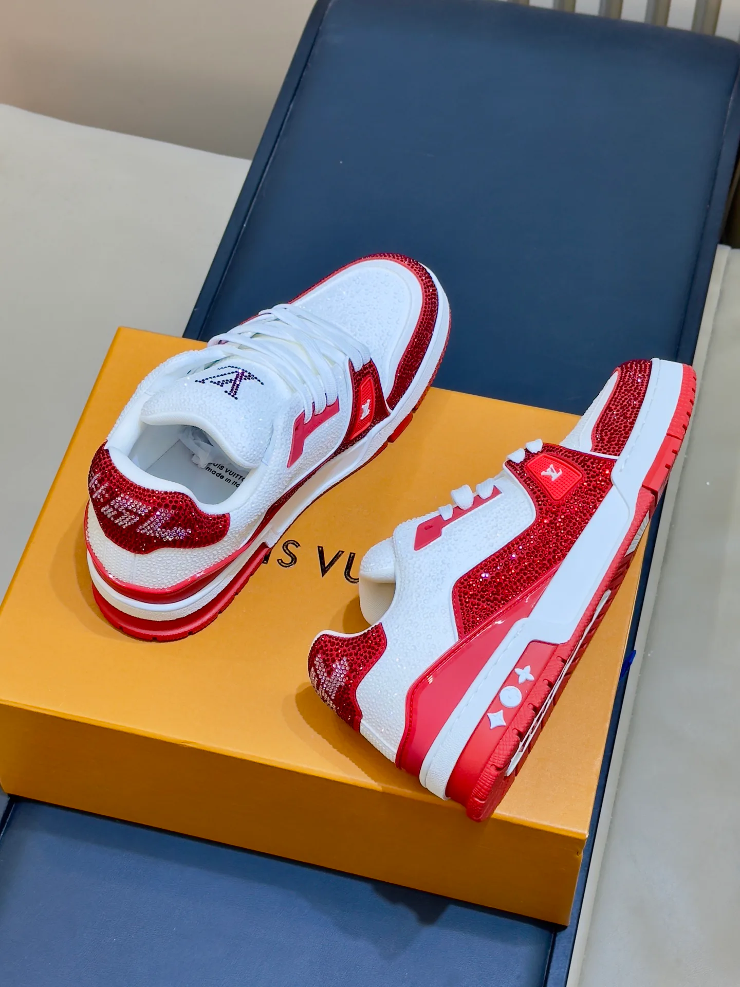 Women's Sneakers LOUIS VUITTON 18073559