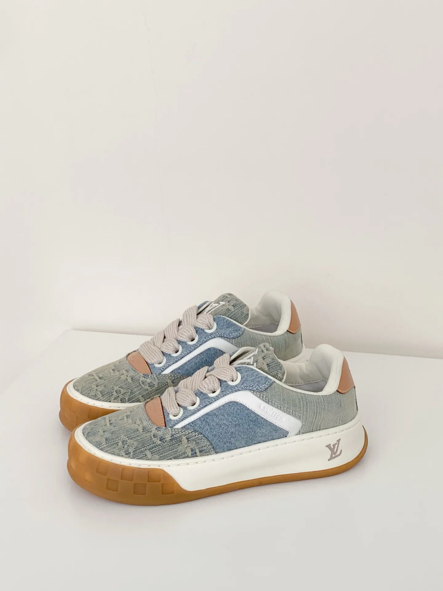 Women's Sneakers LOUIS VUITTON 18375771