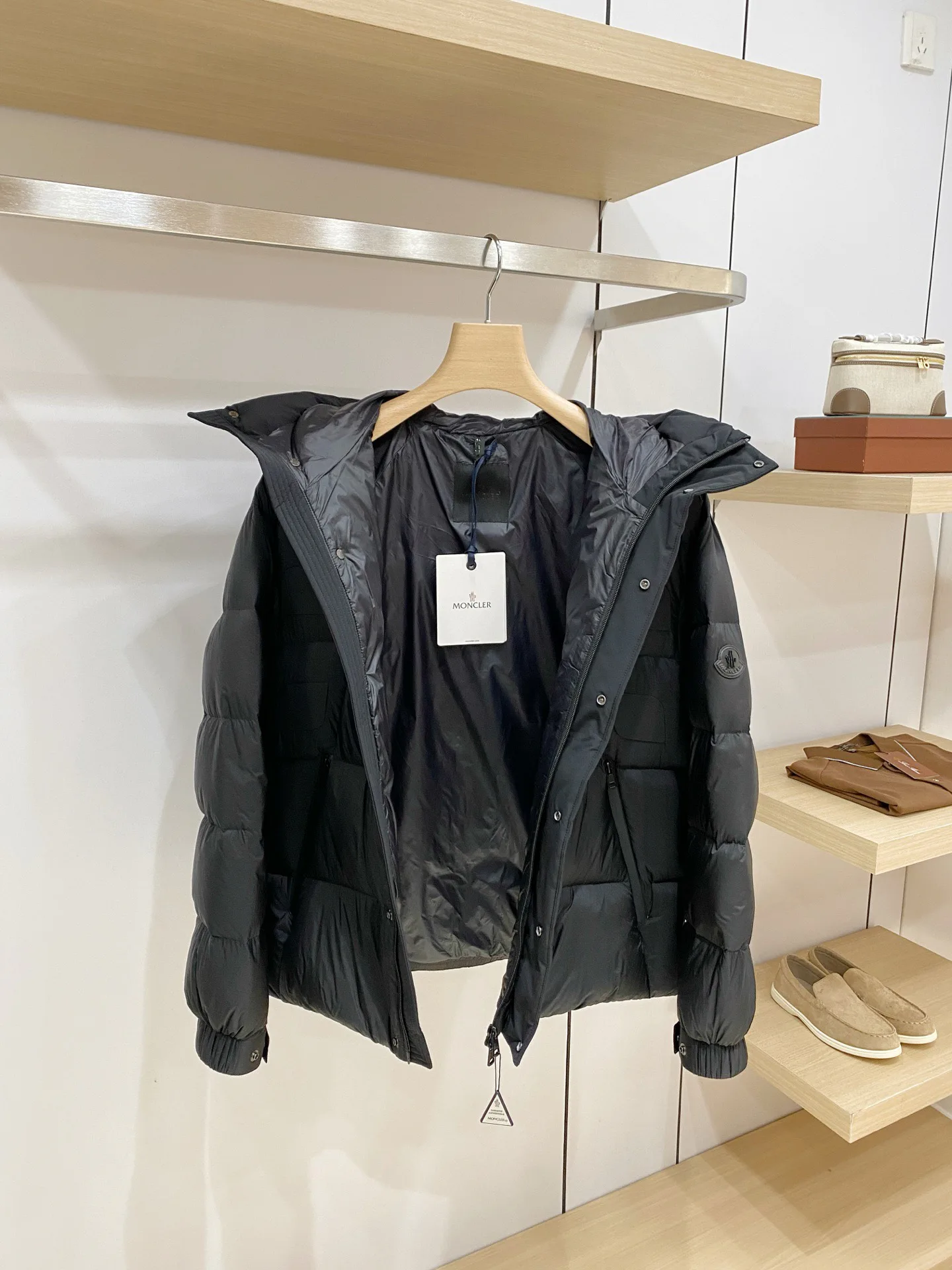Women's Jackets And Down Jackets MONCLER 18284763