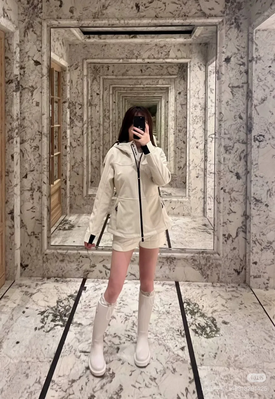 Women's Jackets And Down Jackets MONCLER 18517128