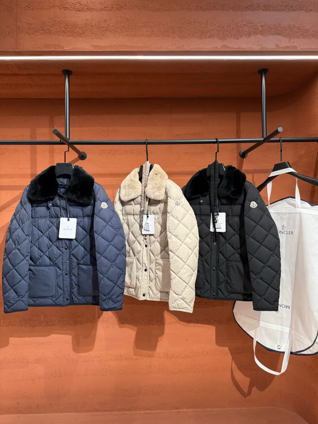 Women's Jackets And Down Jackets MONCLER 18387743