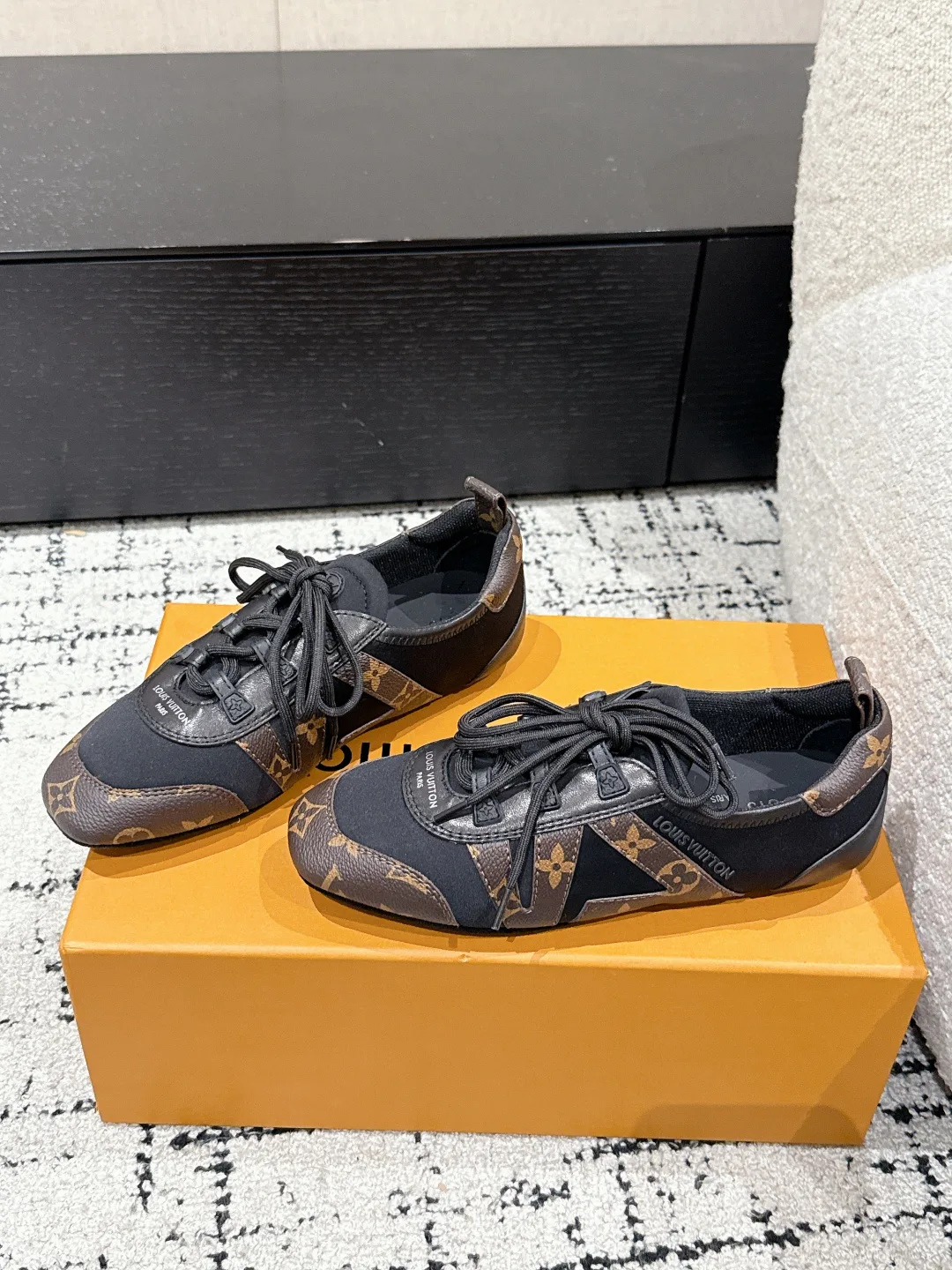 Women's Sneakers LOUIS VUITTON 18409748