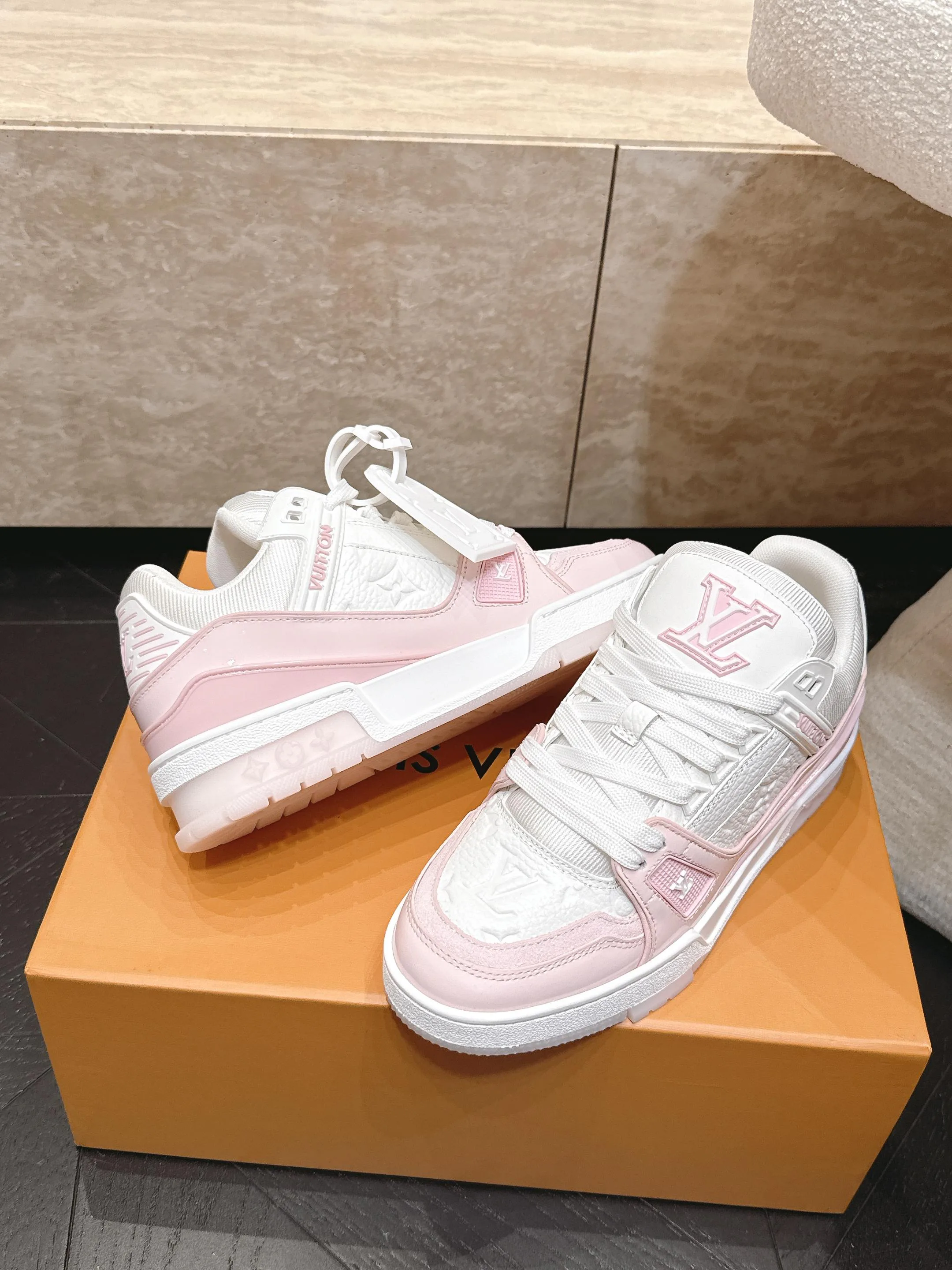 Women's Sneakers LOUIS VUITTON 17845996