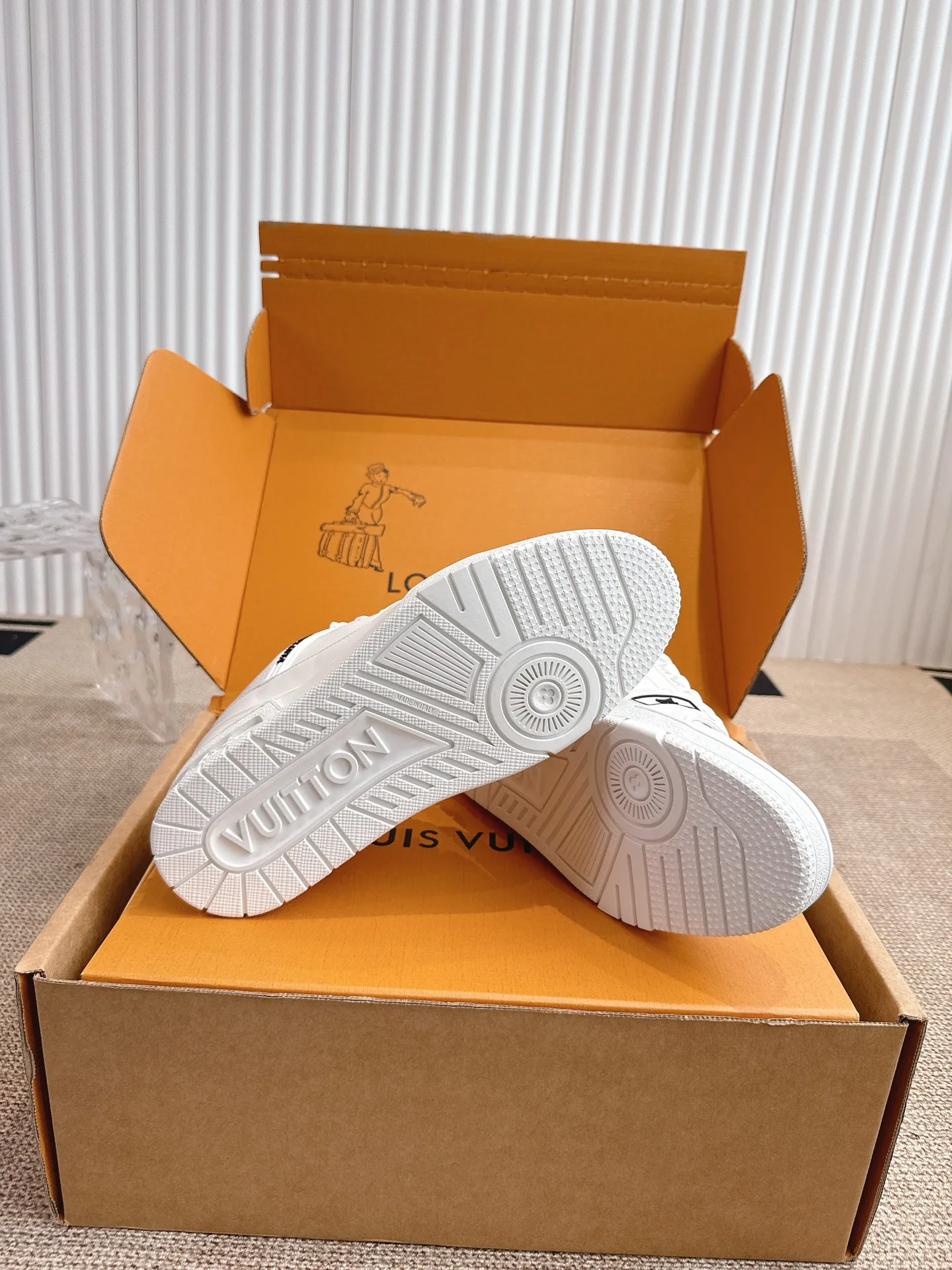 Women's Sneakers LOUIS VUITTON 18324748