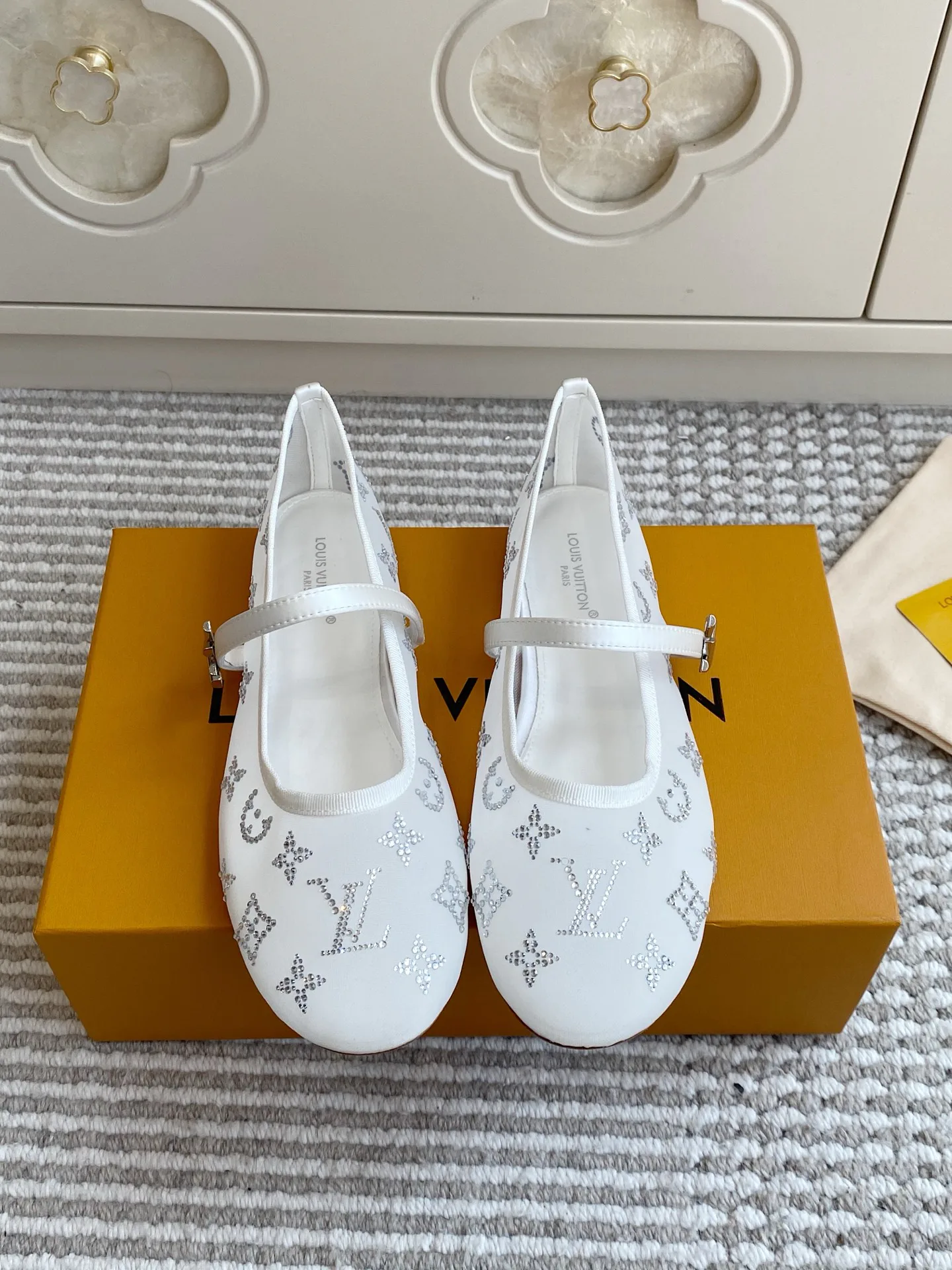 Women's Ballet Flats LOUIS VUITTON 18135116