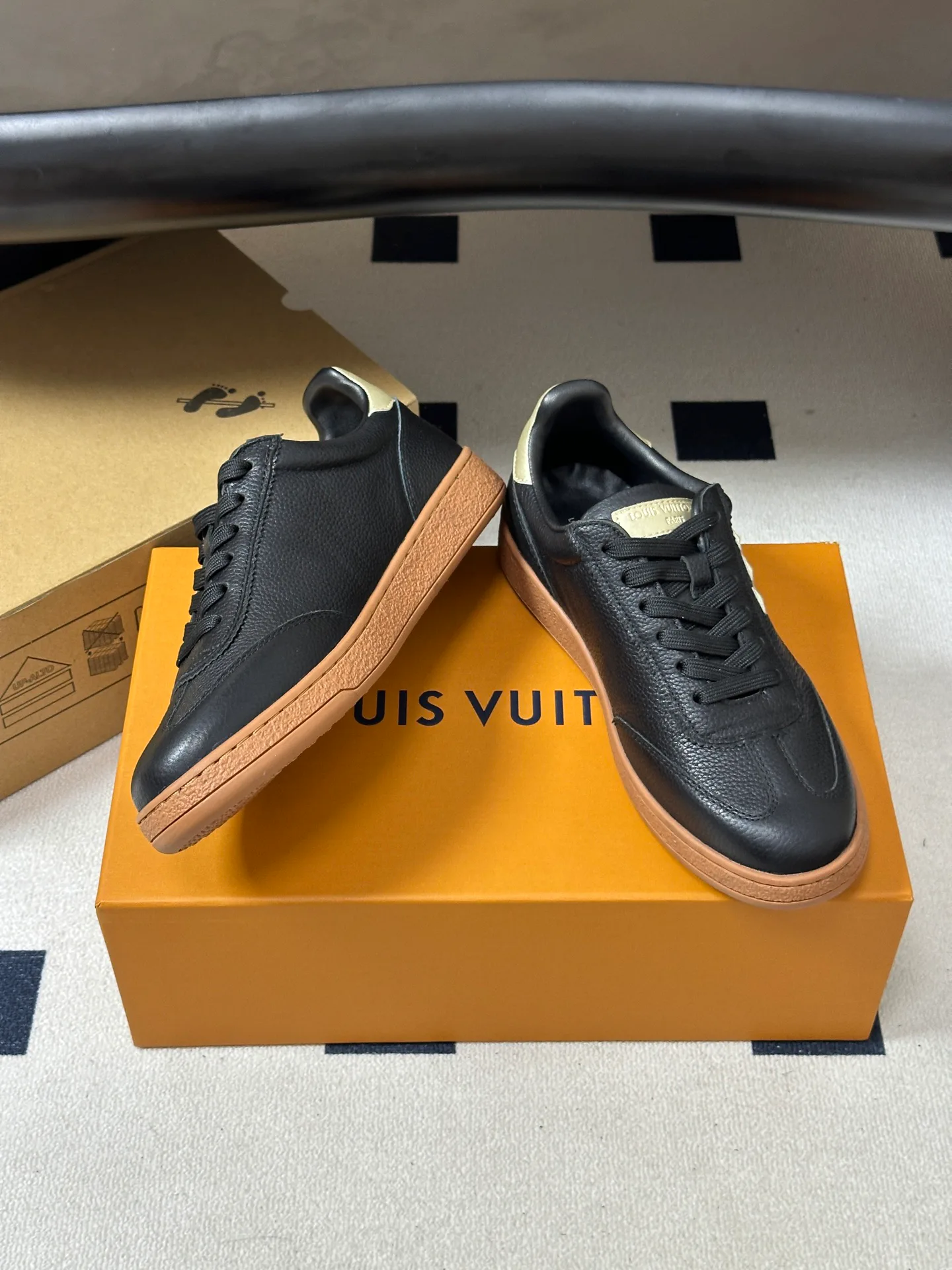 Women's Sneakers LOUIS VUITTON 18340951