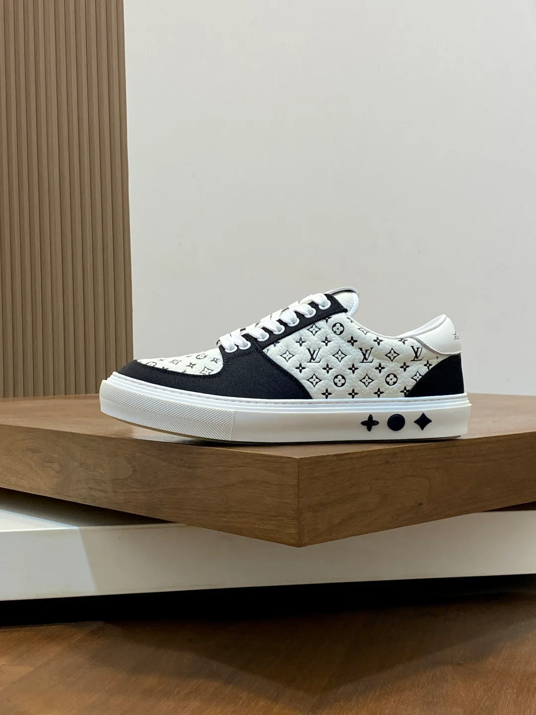 Men's Sneakers LOUIS VUITTON 18078962